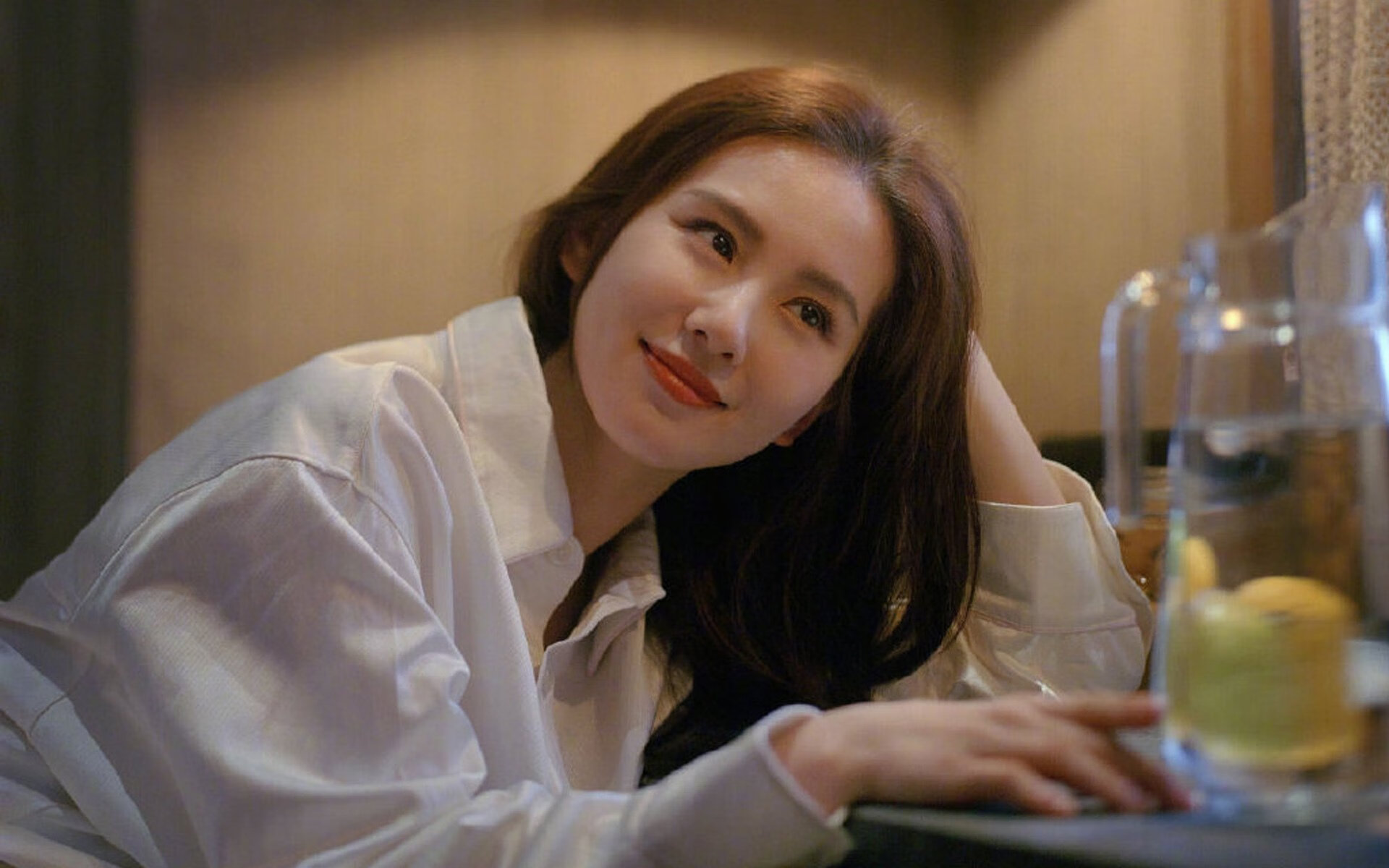 瑞士替补席自带小木屋取暖，观众羡慕疯了，瑞士的小木屋