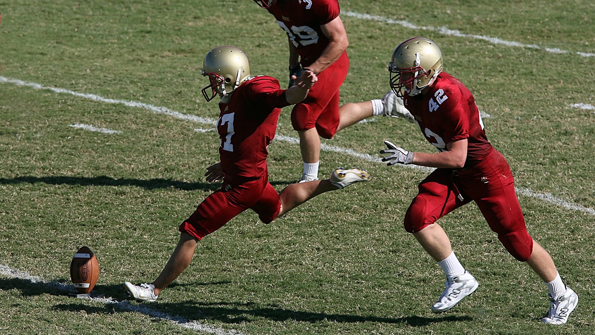 开云体育-佛罗伦萨是否应引入高质量中场组织者，佛罗伦萨球队主场